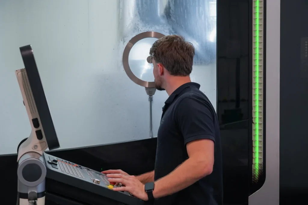 Operatore alla console di un centro di lavoro CNC