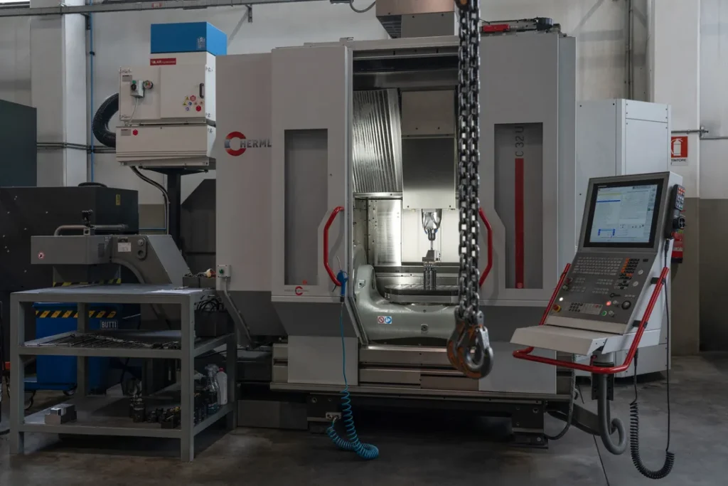Centro di lavoro a 5 assi nel reparto produttivo Fortuna Stampi