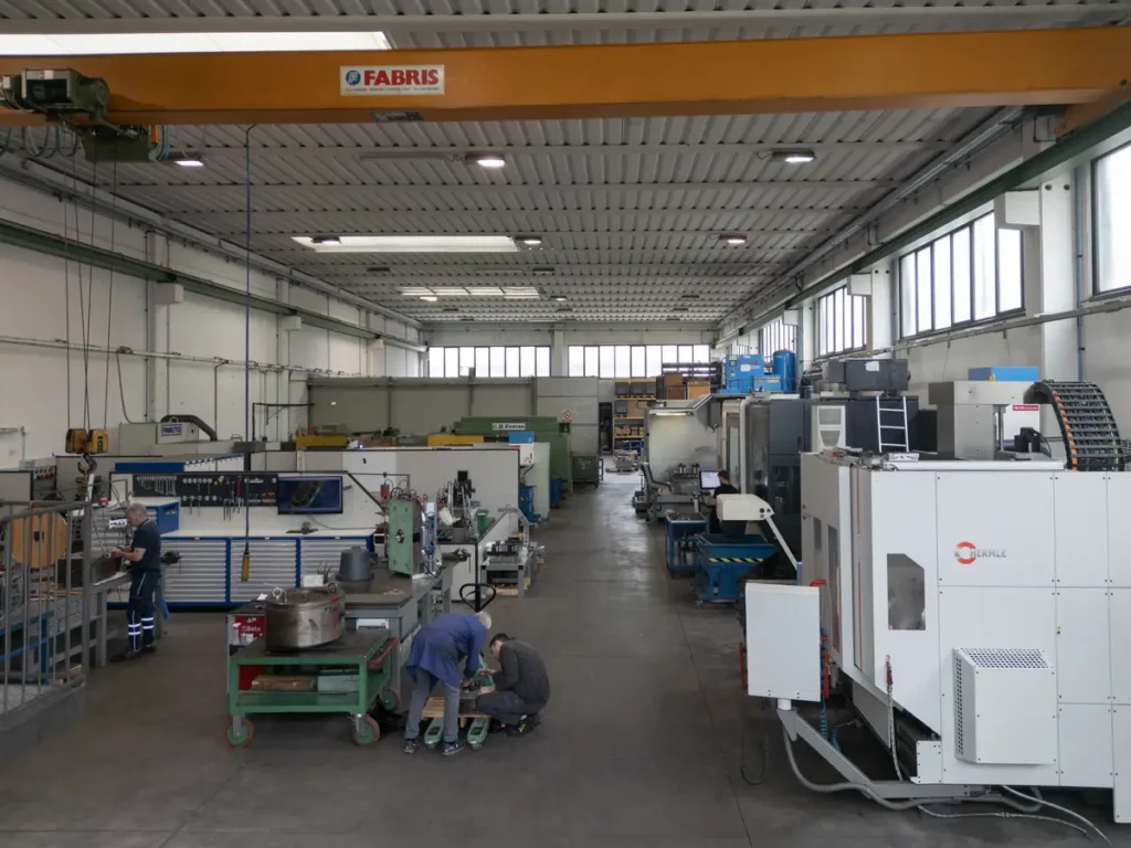 Veduta d'insieme del reparto produttivo Fortuna Stampi