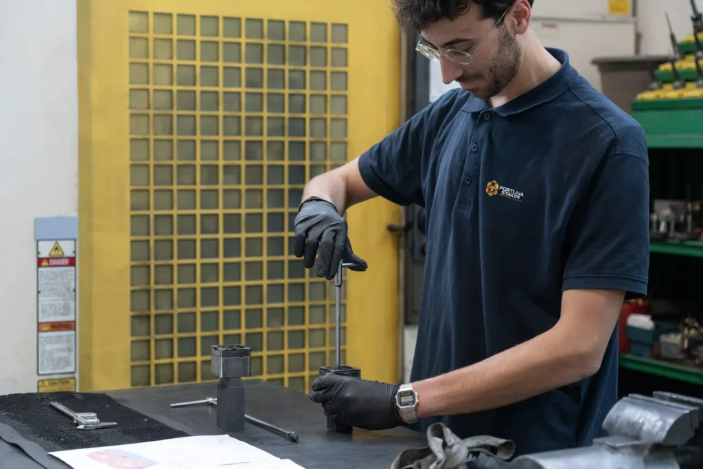 Tecnico Fortuna Stampi al banco durante la lavorazione di un componente