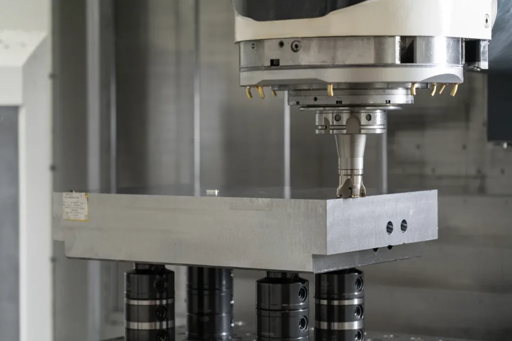 Fresatura CNC di un particolare metallico